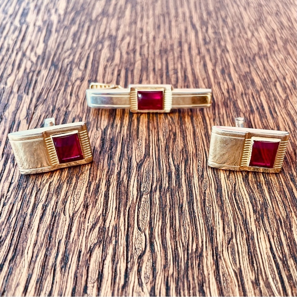 Anson Vintage Gold Tone Fuchsia Lucite Inset Tie Bar Cufflink Set Mid-Century
